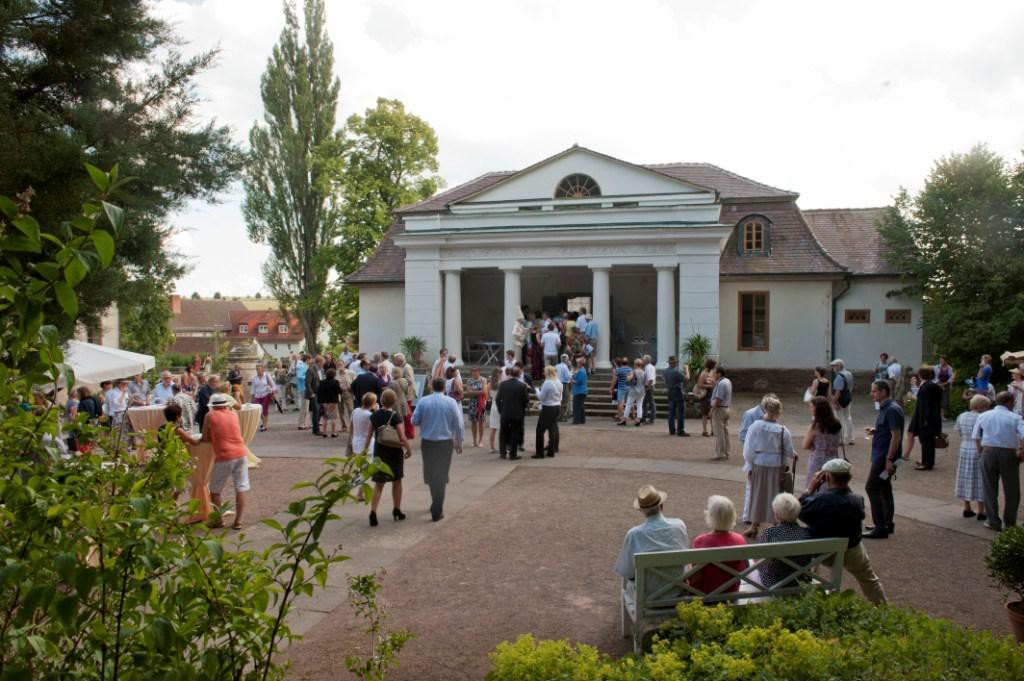 Liebhabertheater Ansicht Portikus mit Gästen