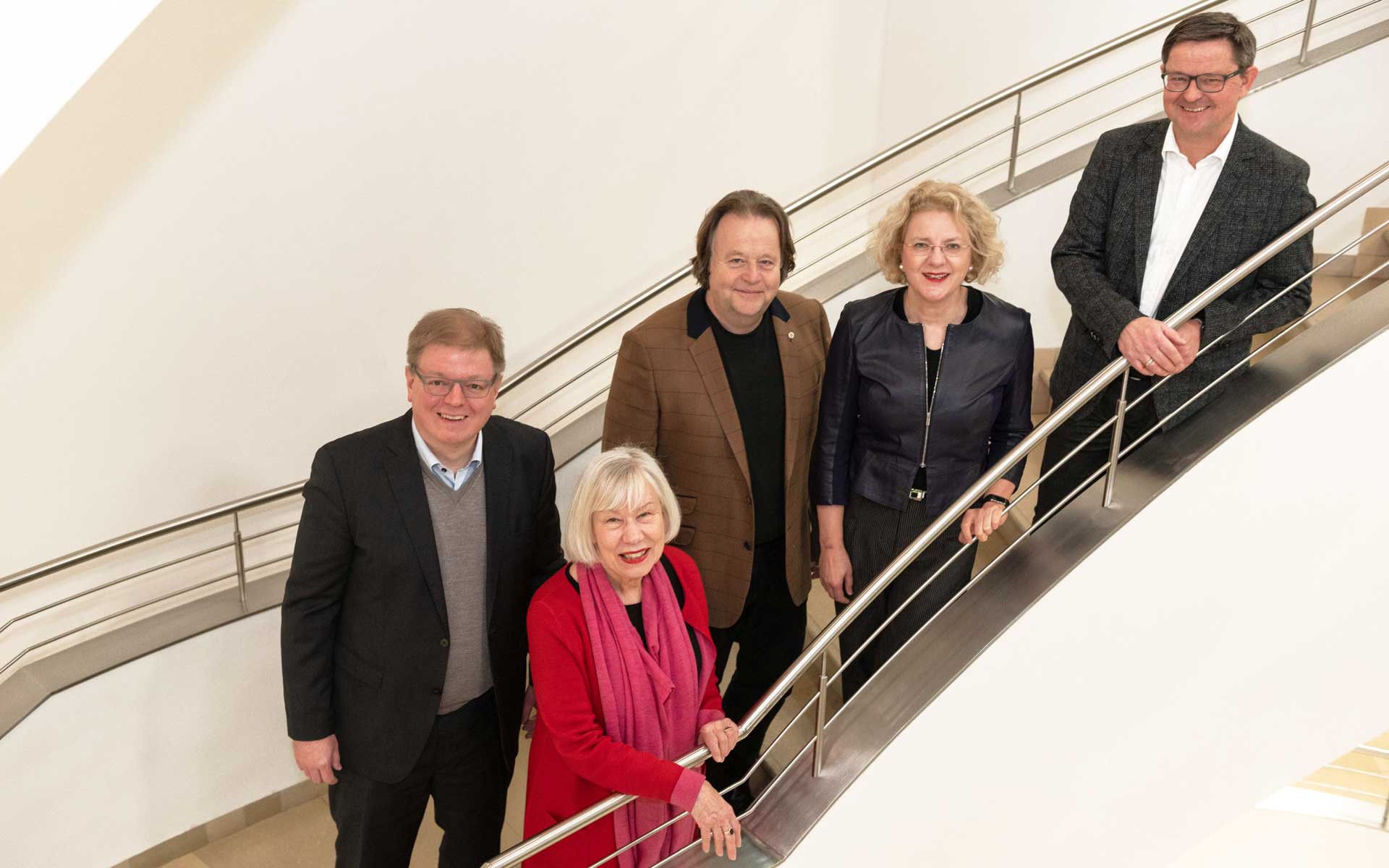 Vorstand des »Liebhabertheater Schloss Kochberg e. V.«, v. l. n. r.: Dr. Holm Fischäder, Silke Gablenz-Kolakovic, Prof. Gernot Süßmuth,  Dr. Annette Ludwig, Burkhard Lauer 