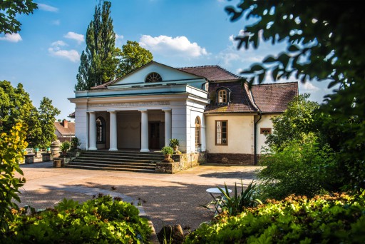 Liebhabtertheater Schloss Kochberg, Außenansicht mit Vorplatz