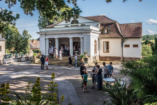 Theater Hof und Portikus mit Besuchern 