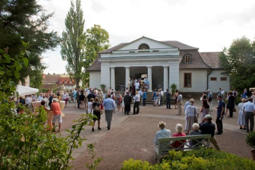 Liebhabertheater Ansicht Portikus mit Gästen